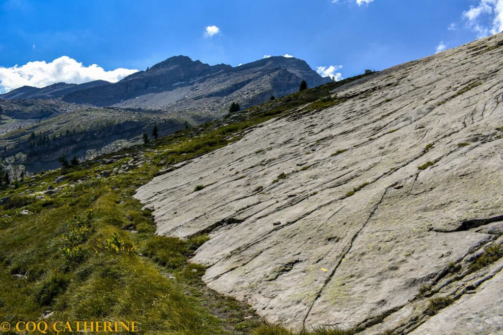 Les dalles sur le sentier des Eaux Tortes de Laverq et le sommet de l’Estrop