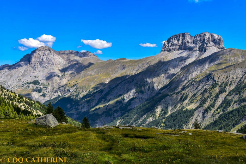 Panorama sur la Grande Séolane depuis la randonnée les Eaux Tortes du Vallon de Laverq