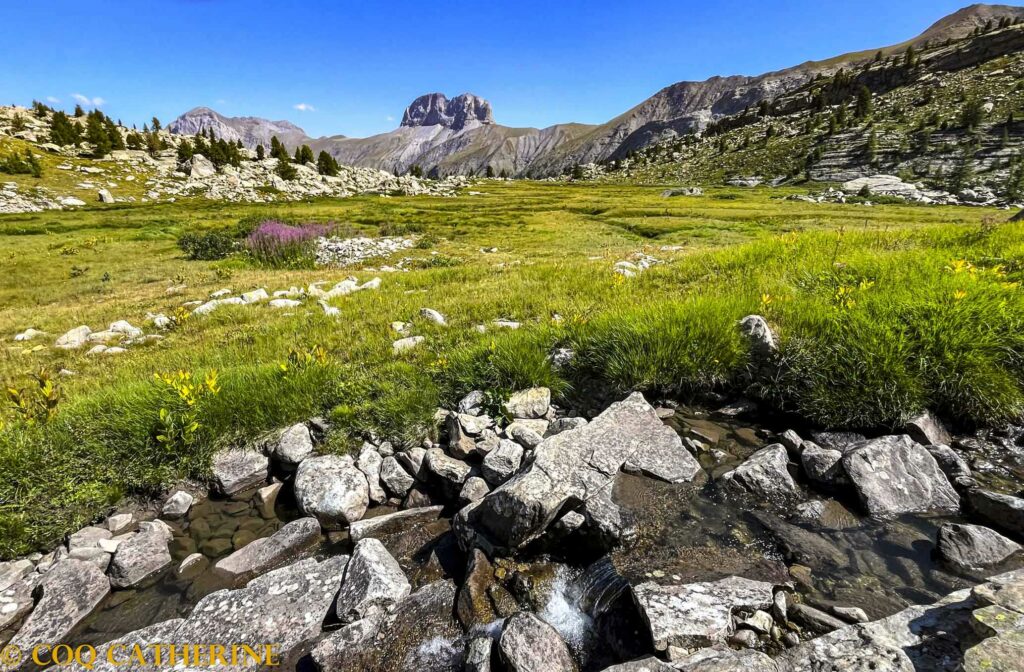 sur le sentier découverte les Eaux Tortes du Vallon de Laverq et la Grande Séolane