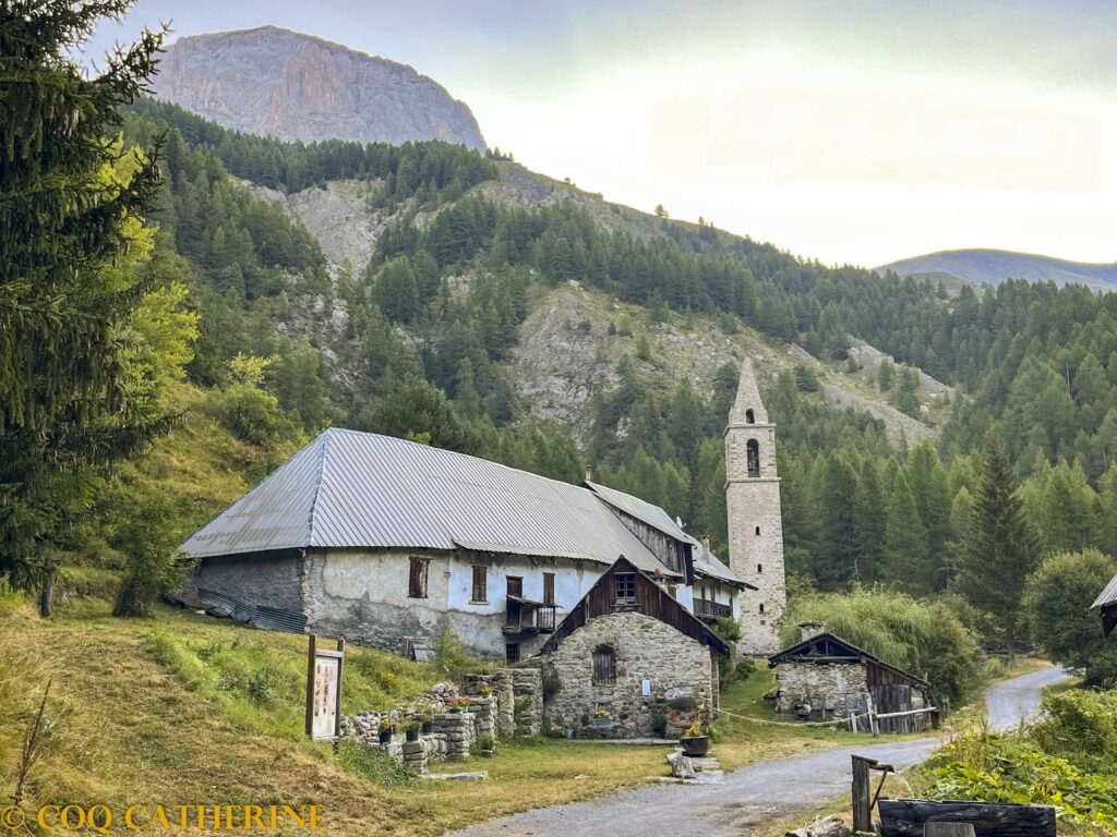 Les ruines et l’église de l’abbaye de Laverq et les bâtiments conventuels dans les montagnes de l’Ubaye