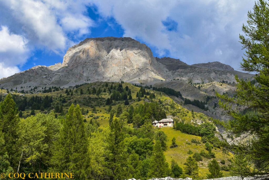 Un chalet d’alpage du vallon de Laverq sous les falaises de la Grande Séolane