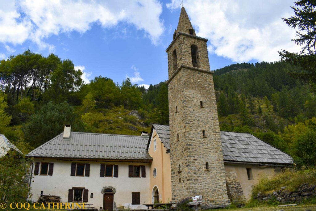 l’église de l’abbaye de Laberq et les bâtiments conventuels dans les montagnes de l’Ubaye