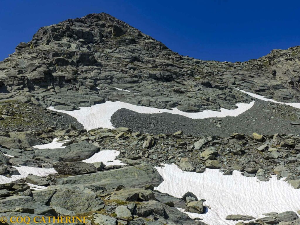 Le sommet du Mont Bego entre les vallees des Merveilles et de Fontanalba avec de la neige