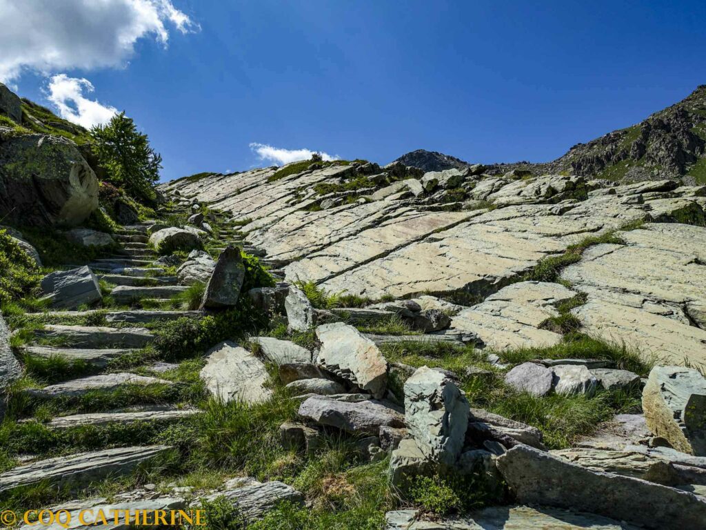 Les rochers de la Voie Sacrée de Fontanalba sur la randonnée de la Vallée des Merveilles