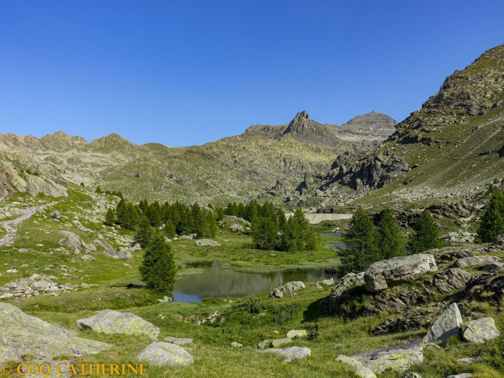 Un lac au bas de la Vallée des Merveilles avec les montagnes 