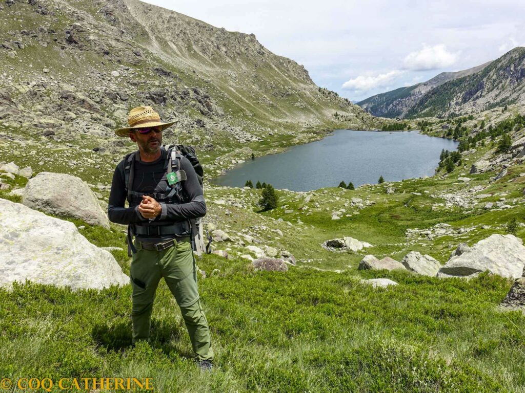 Notre guide pour la visite des gravures de la Vallée des Merveilles avec un lac en arrière-plan