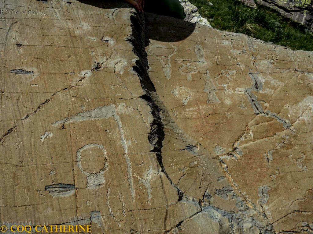 Une dalle gravée de la vallée des Merveilles avec des symboles