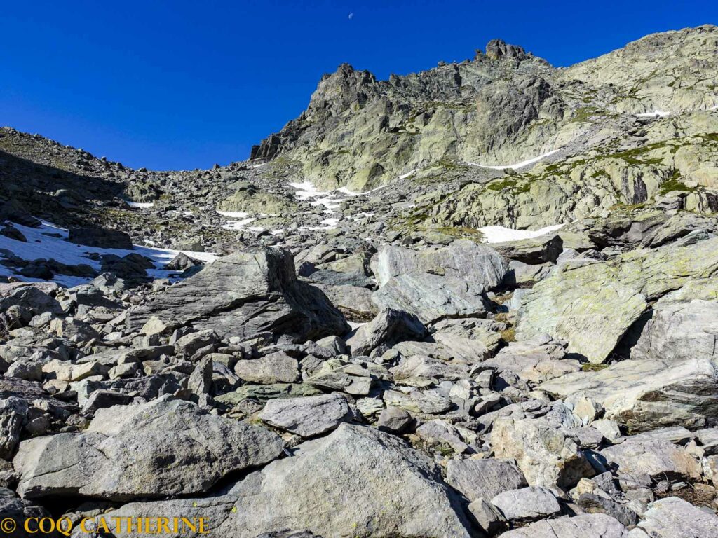 Sur le chemin de la Vallée des Merveilles et sous la Baisse de Valmasque, dans un chaos de blocs rocheux et de falaises