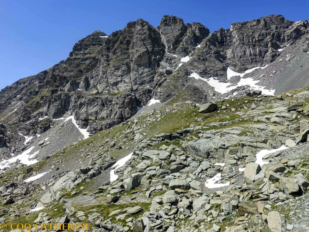 Le sommet du Mont Bego entre les vallees des Merveilles et de Fontanalba avec de la neige