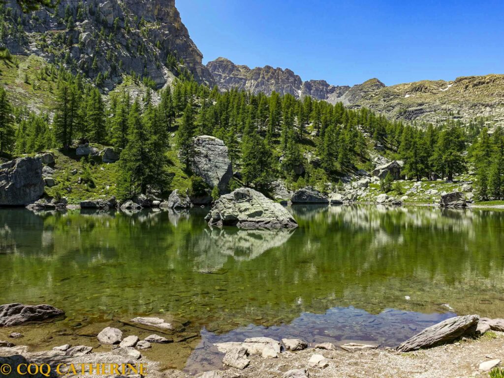 Le Lac Vert de Fontanalba avec le reflet des montagnes