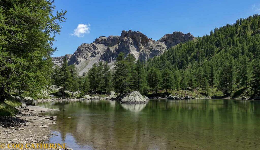 Le Lac Vert de Fontanalba avec le reflet des montagne