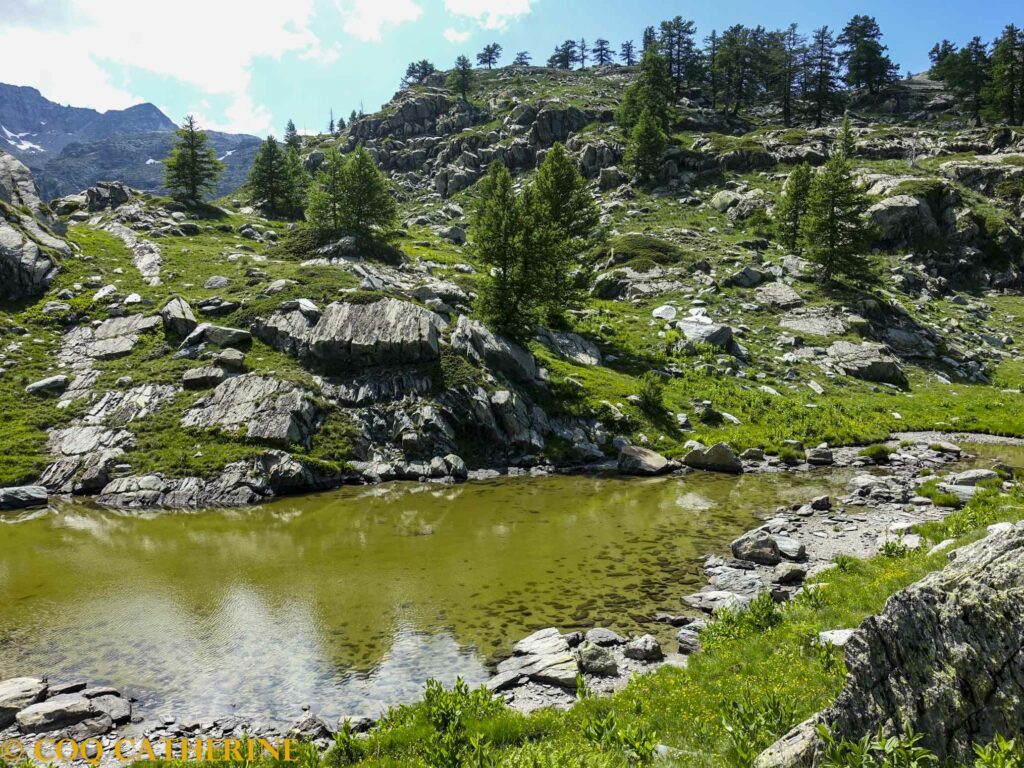 Un petit lac de la vallée de Fontanalba avec les falaises