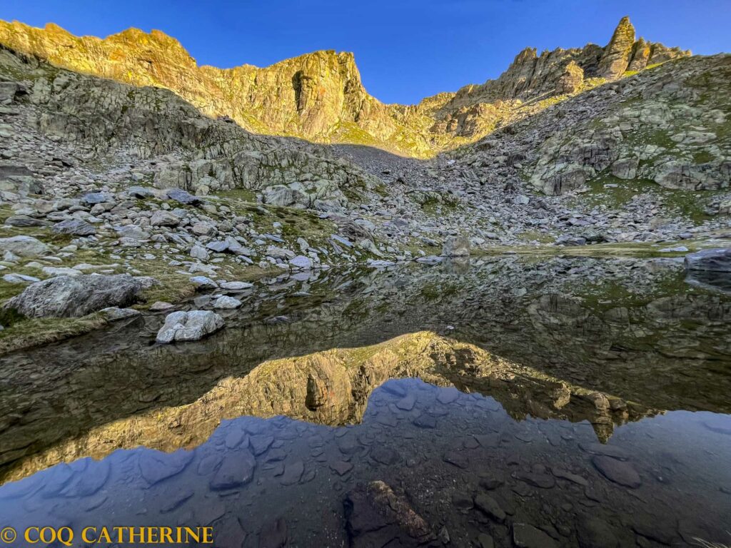 Coucher de soleil sur les montagnes de la Vallée des Merveilles et reflet sur les eaux du lac