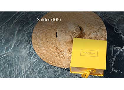 un chapeau de paille dans l'eau pour la promotion des soldes de l'occitane