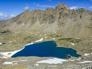Panorama depuis le sommet de la Tête de la Frema et le lac des neuf couleurs en randonnée