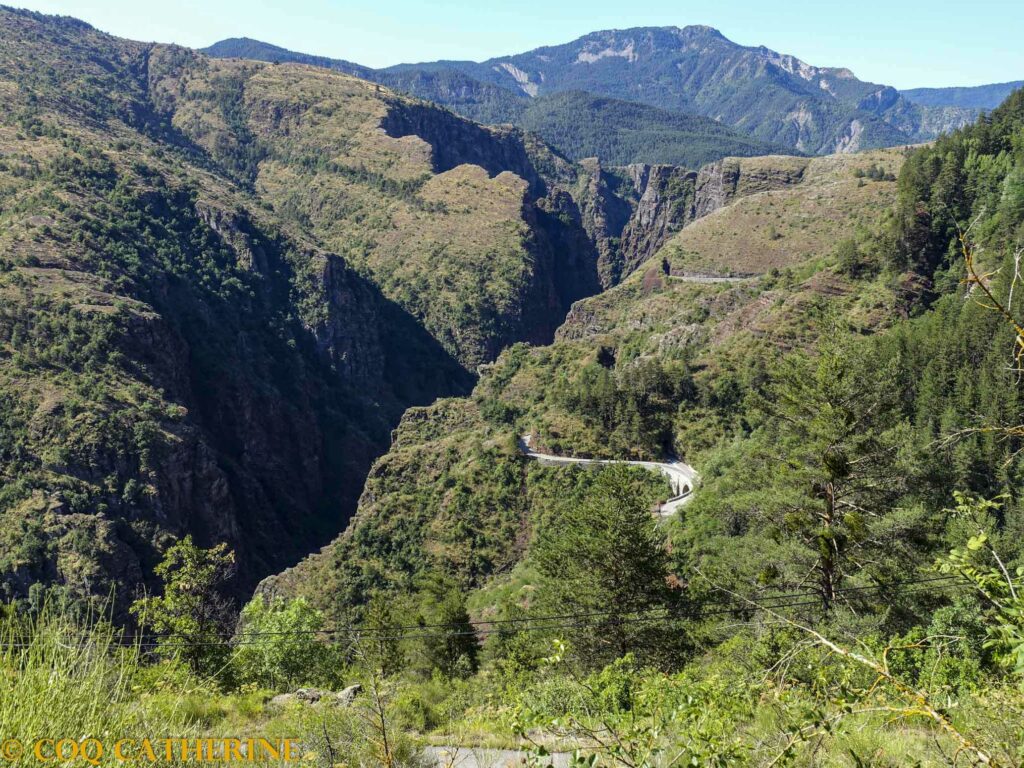 Panorama sur les gorges de Daluis et les terres rouges depuis les hauteurs sur le chemin de randonnée