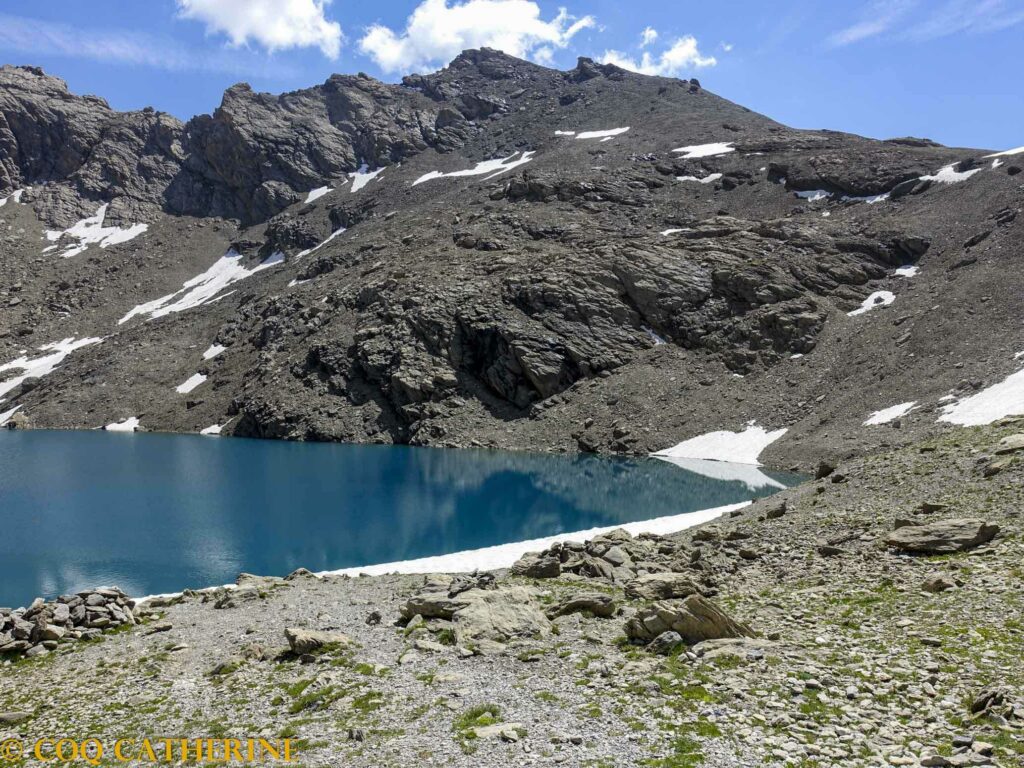 le sommet de la Tête de la Frema dominée par le lac des neuf couleurs sur le chemin de randonnée 