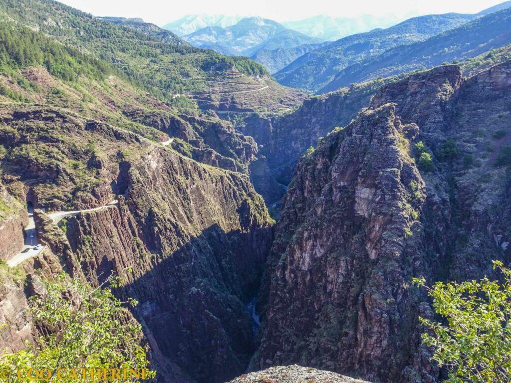 Au cœur des Gorges de Daluis avec des falaises verticles