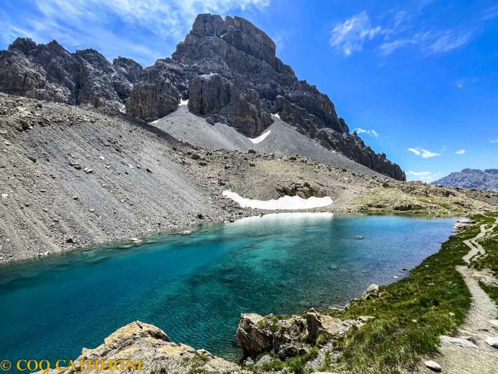 Le lac long avec des eaux turquoise et le sommet du Brec de Chambeyron