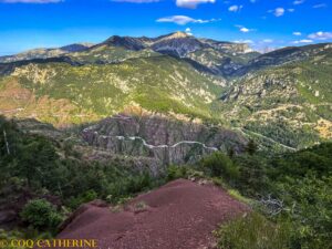 Panorama sur les gorges de Daluis et les terres rouges depuis les hauteurs sur le chemin de randonnée