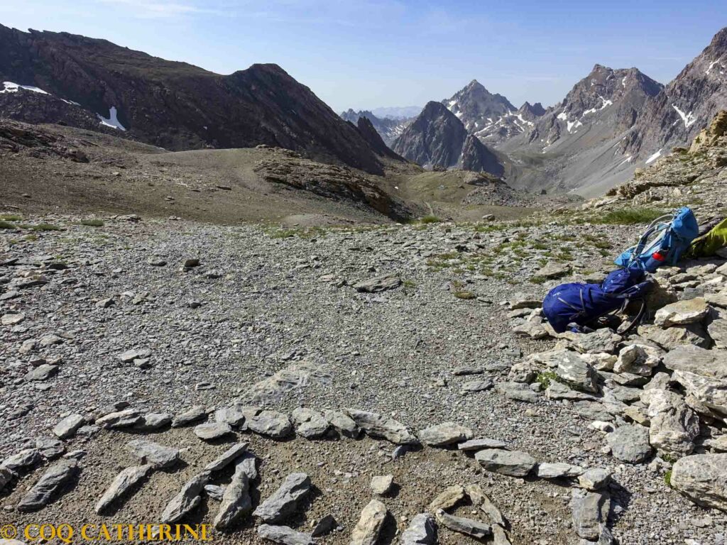 Panorama sur l’Italie depuis le Col de la Gypière avec des sacs à dos 