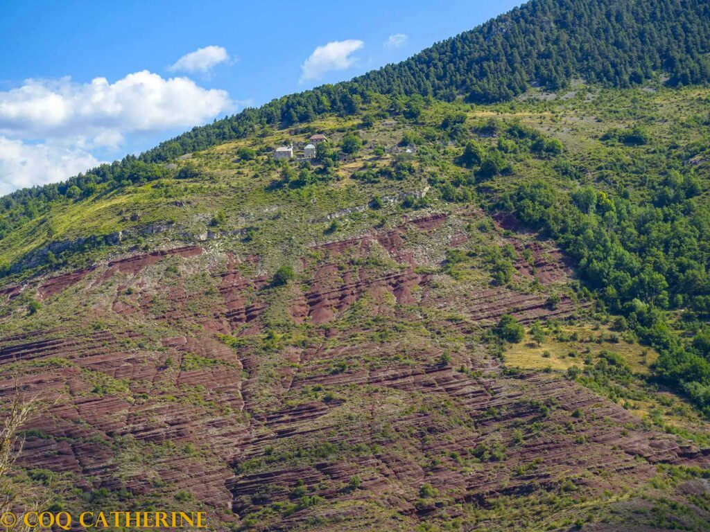 Le hameau d’Amen dominant les terres rouges