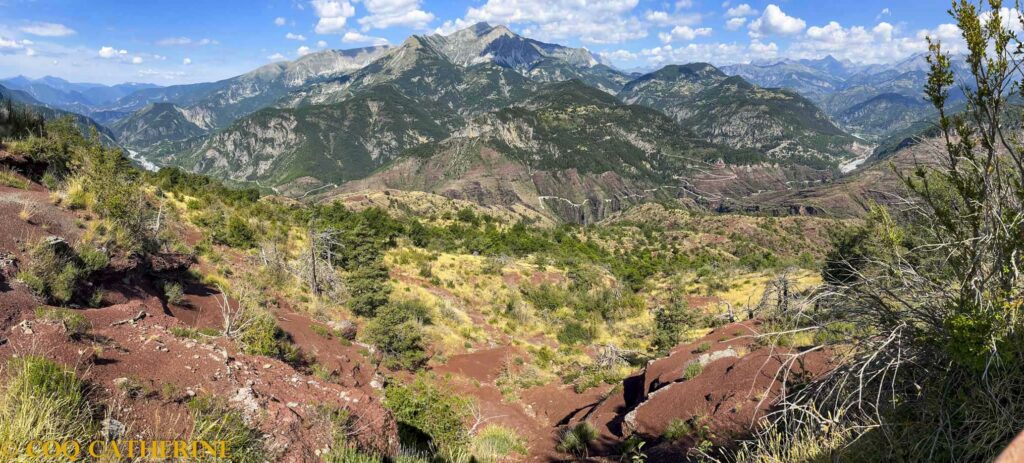 Panorama sur le chemin en belvédère dans les Gorges de Daluis en randonnée avec les terres rouges
