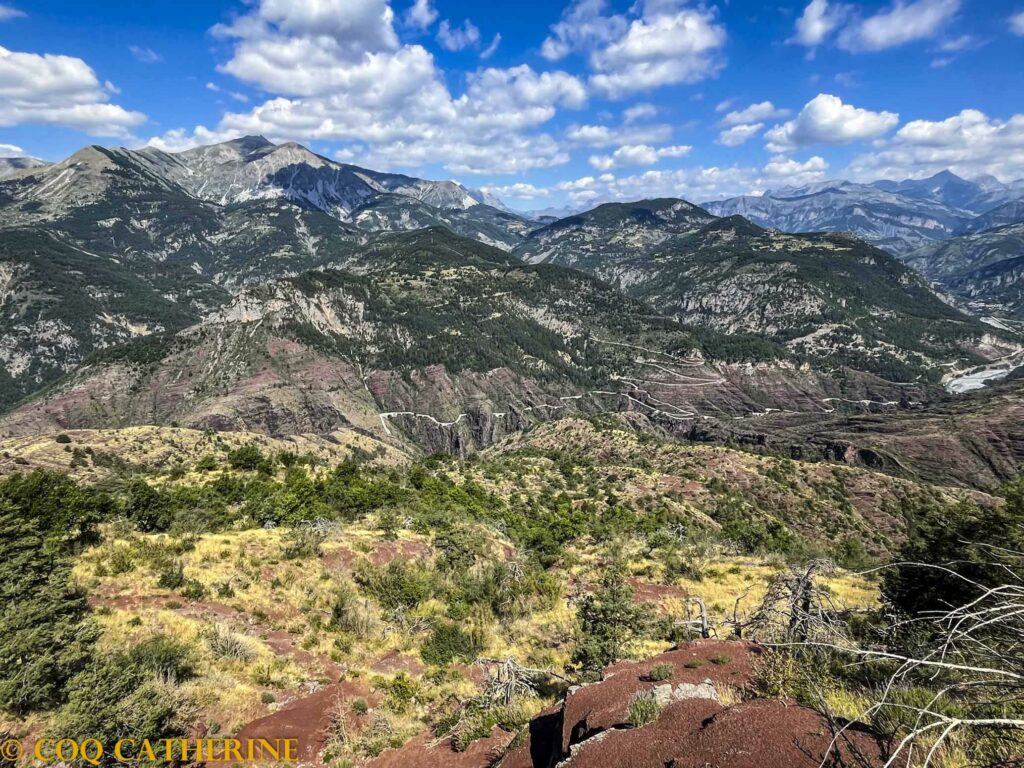Panorama sur le chemin en belvédère dans les Gorges de Daluis en randonnée avec les terres rouges