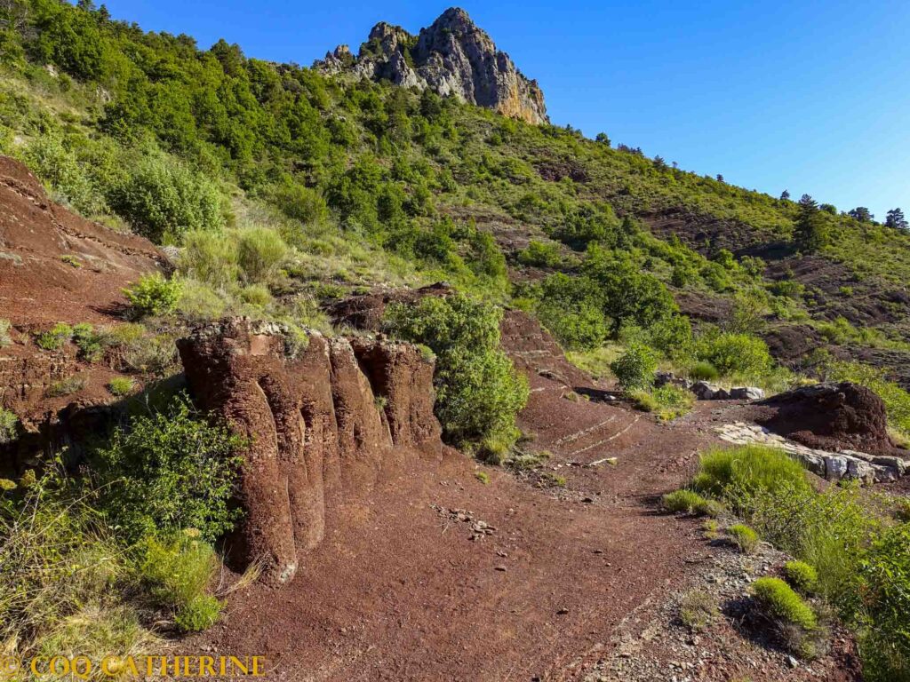 Sur le sentier de randonnée pour le point sublime dans les terres rouges des Gorges de Daluis