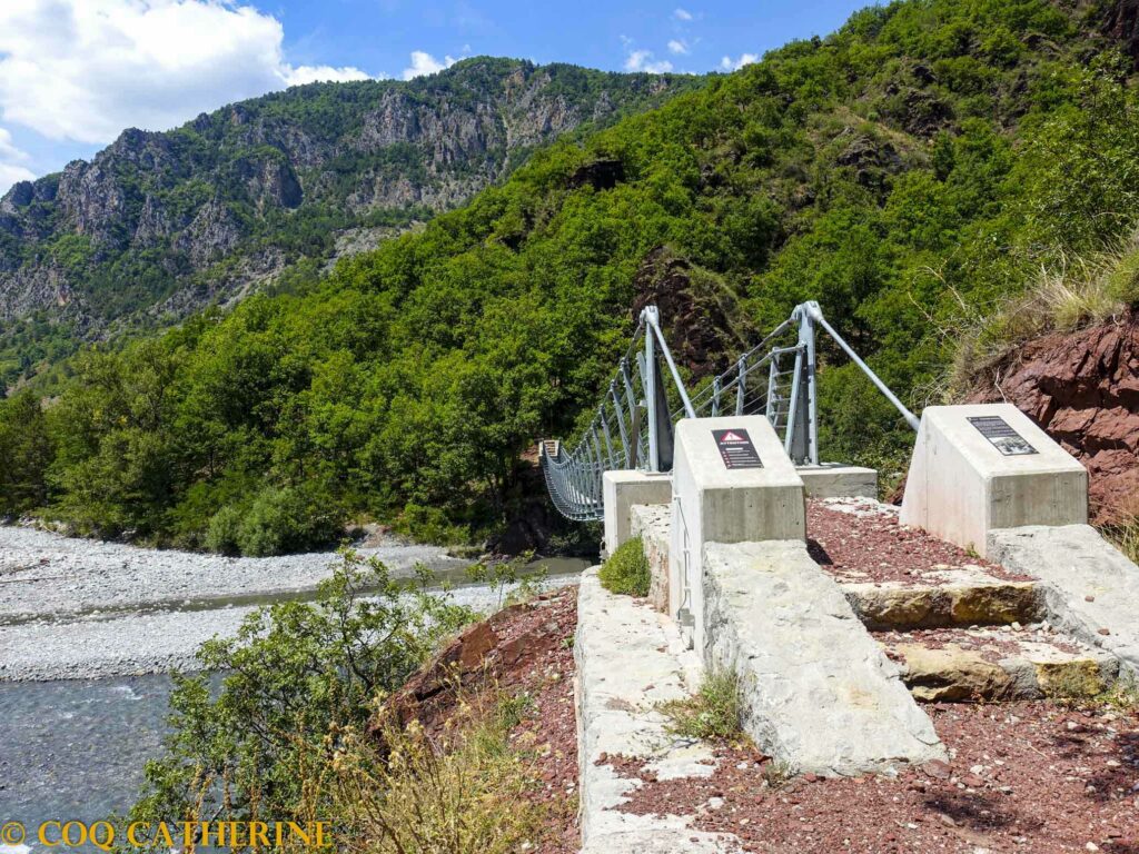 la passerelle suspendue au-dessus du Var dans les Gorges de Daluis