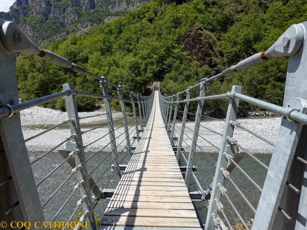 Sur la passerelle suspendue au-dessus du Var dans les Gorges de Daluis