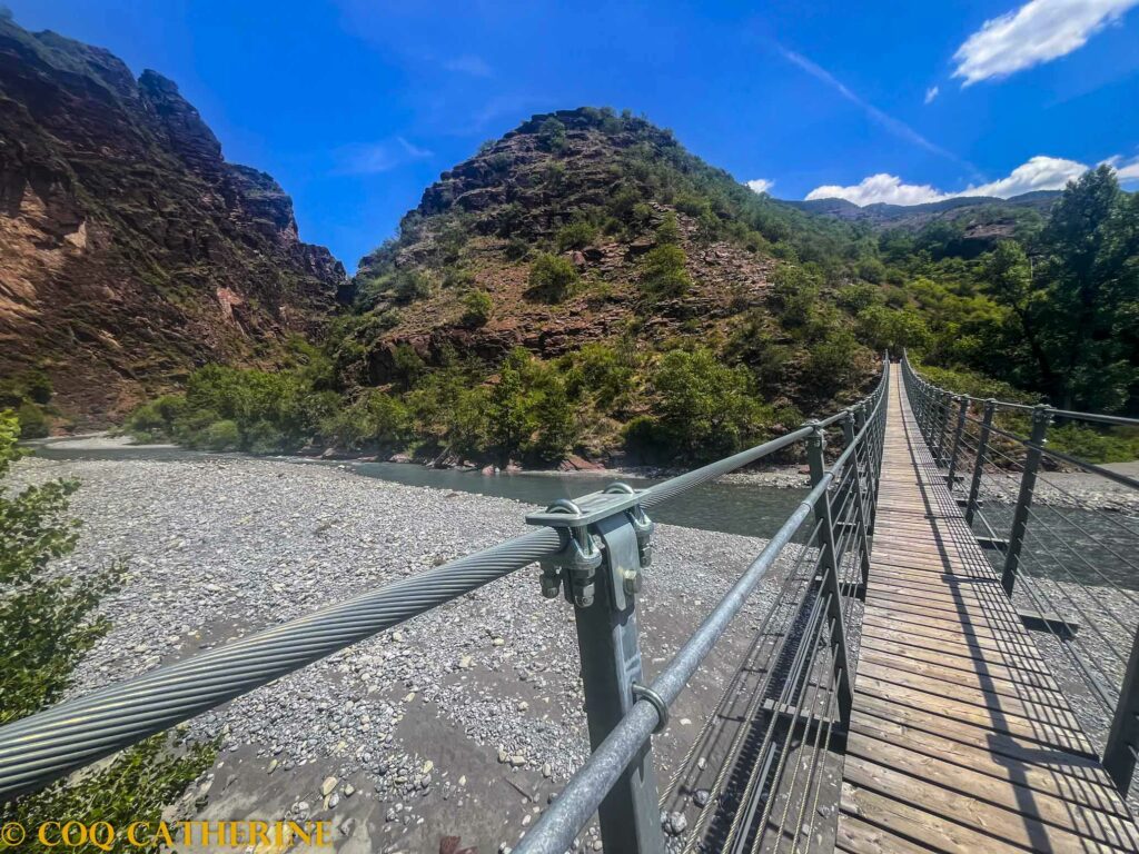 Sur la passerelle suspendue au-dessus du Var dans les Gorges de Daluis