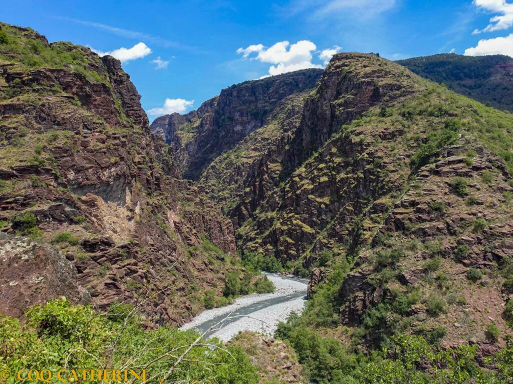 Les falaises des Gorges de Daluis et la rivière du Var   