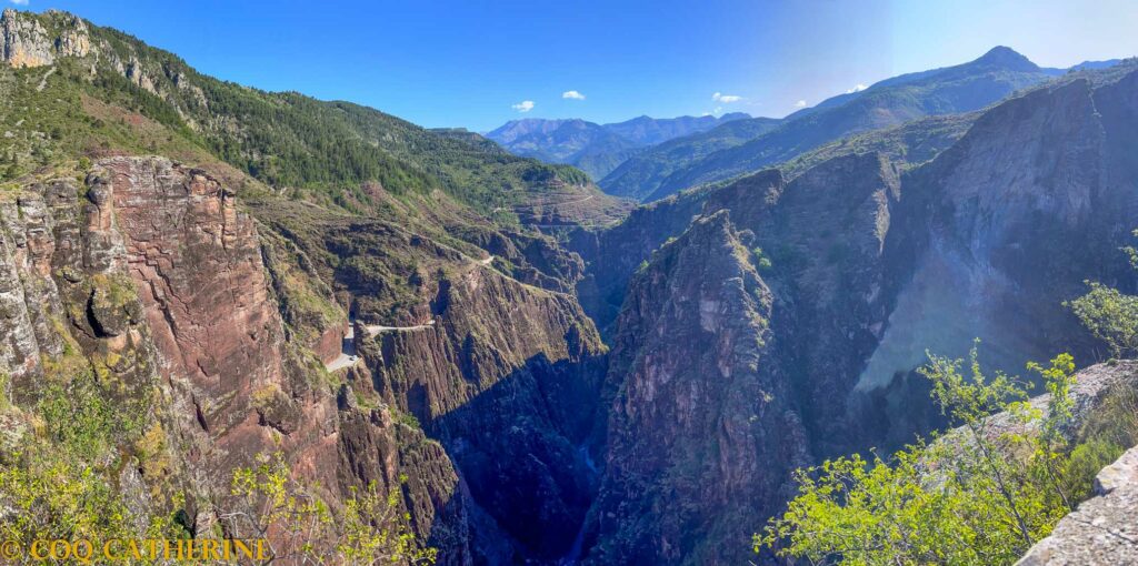 Panorama sur les gorges de Daluis et les terres rouges depuis le point sublime