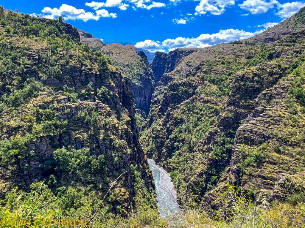 Au cœur des falaises avec la rivière dans les Gorges de Daluis