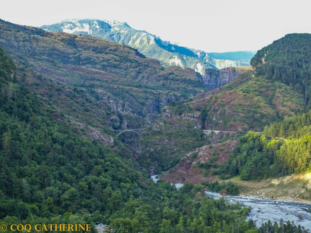 Panorama sur le pont de la Mariée depuis le début du sentier en belvédère sur les Gorges de Daluis