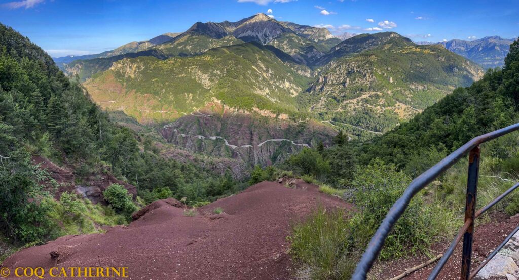 Panorama sur les gorges de Daluis et les terres rouges depuis les hauteurs sur le chemin de randonnée