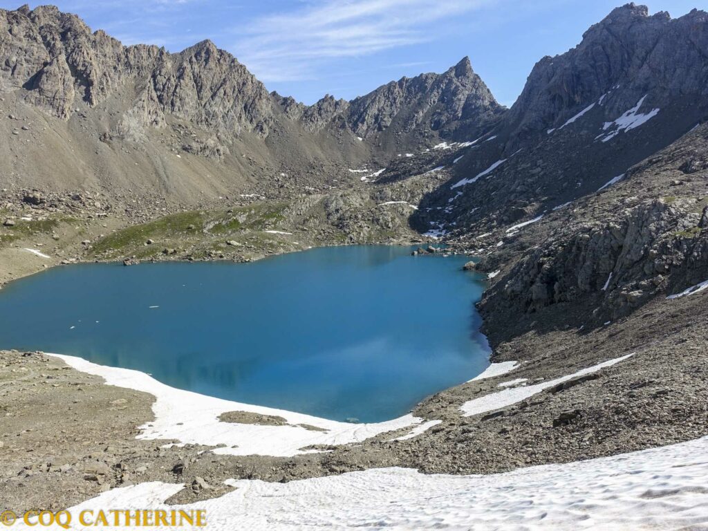 Panorama depuis le sommet de la Tête de la Frema et le lac des neuf couleurs en randonnée dans la neige