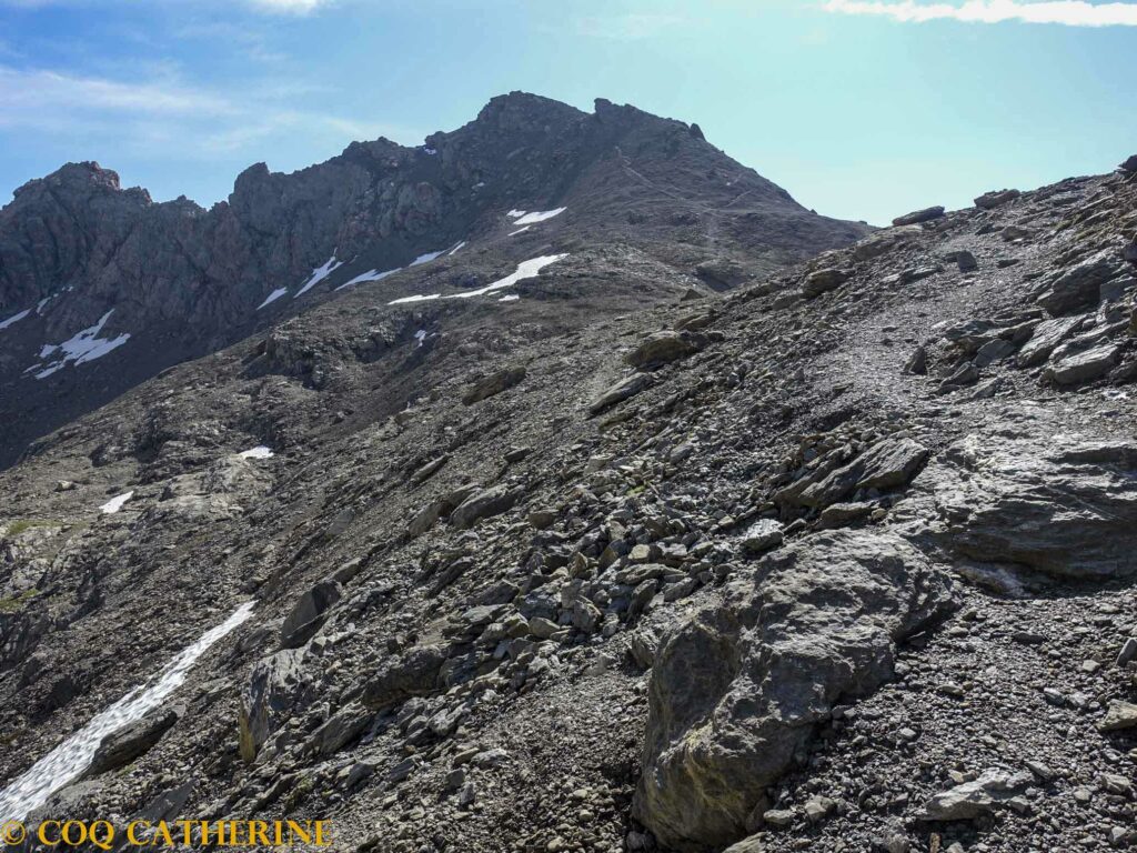 La sente dans un pierrier pour la Tête de la Frema et le Col de la Gypière en randonnée 