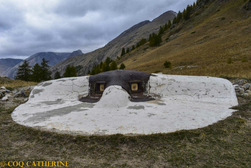 Le Fort Maginot enterré de Plate Lombarde en Ubaye avec deux fenêtres de tirs
