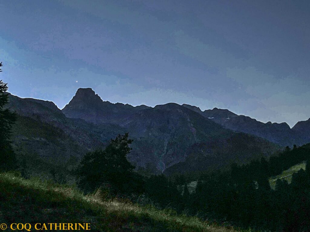Panorama sur le Bec de Chambeyron depuis Fouillouse au lever du jour