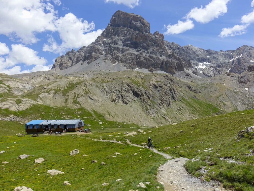 Le refuge du Bec du Chambeyron et le sommet du Chambeyron