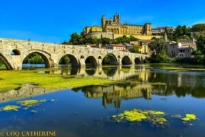 Panorama sur Béziers et sa cathédrale et le reflet sur la rivière de l’Orb et le Pont Vieux