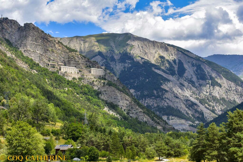 Les baraquements du fort de Tournoux accrochés à flanc de montagne