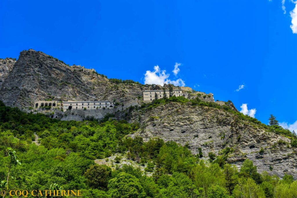 Les baraquements du fort de Tournoux accrochés à flanc de montagne