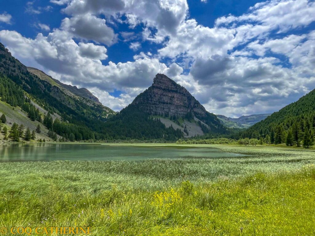 Panorama sur le lac des Sagnes en Ubaye avec une montagne pyramidale