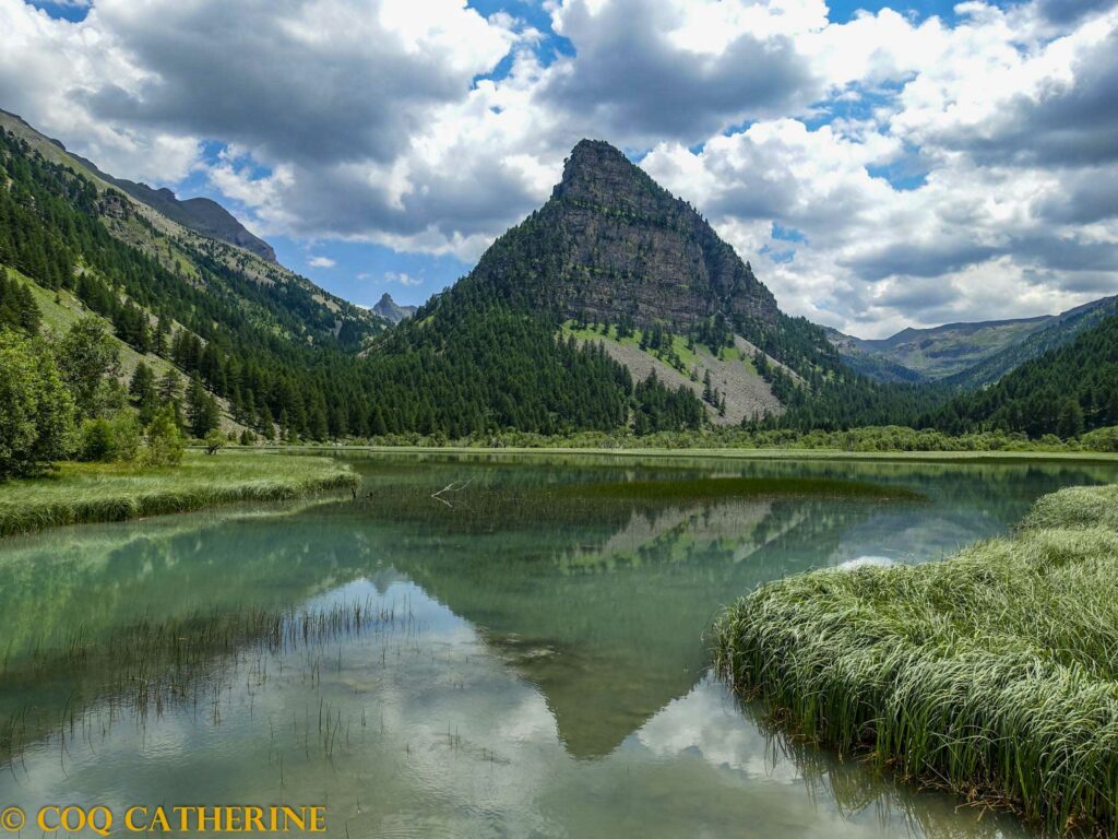 Le lac des Sagnes en Ubaye avec le reflet de la montagne pyramidale 