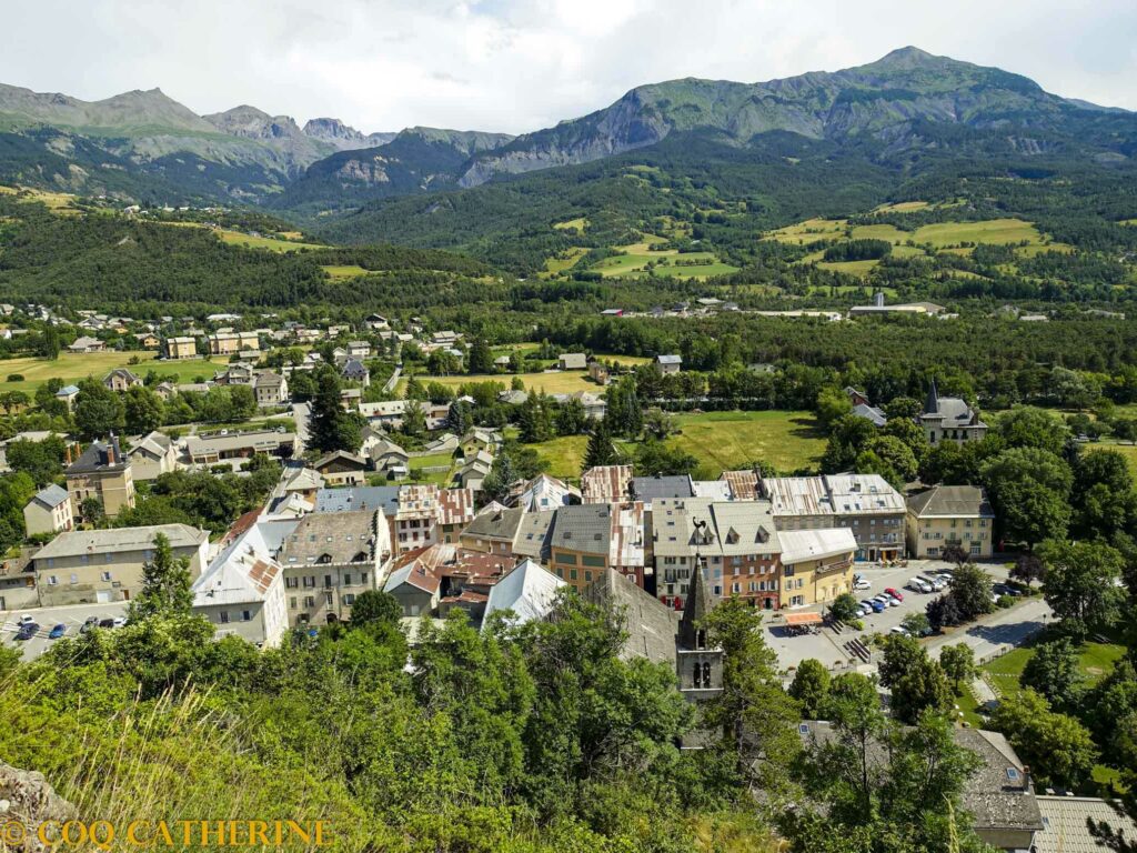 Vue sur Jausiers et les montagnes depuis le Rocher du Chastel