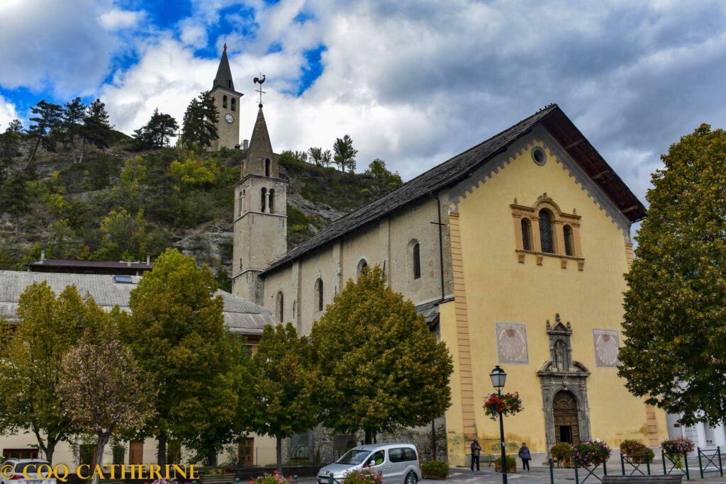 Panorama sur l’église de Jausiers et le Rocher du Chastel