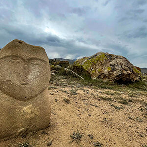 Site archéologique au Kirghizstan avec des statues géantes sculptées dans la pierre
